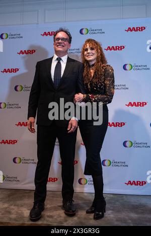 Diedrich Bader und Ehefrau Dulcy Rogers nehmen am 26. April 2024 an dem Gala-Benefizessen der Creative Coalition Right to Bear Arts im Madison Hotel in Washington, DC Teil. (Foto: Annabelle Gordon/SIPA USA) Credit: SIPA USA/Alamy Live News Stockfoto