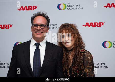 Diedrich Bader und Ehefrau Dulcy Rogers nehmen am 26. April 2024 an dem Gala-Benefizessen der Creative Coalition Right to Bear Arts im Madison Hotel in Washington, DC Teil. (Foto: Annabelle Gordon/SIPA USA) Credit: SIPA USA/Alamy Live News Stockfoto