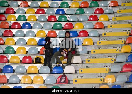 Frosinone, Italien. April 2024. Stadio Benito Stirpe, Frosinone, Italien - Salernitanas Unterstützer während des Fußballspiels der Serie A, Frosinone gegen Salernitana, 26. April 2024 (Foto: Roberto Ramaccia/SIPA USA) Credit: SIPA USA/Alamy Live News Stockfoto