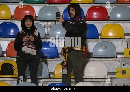 Frosinone, Italien. April 2024. Stadio Benito Stirpe, Frosinone, Italien - Salernitanas Unterstützer während des Fußballspiels der Serie A, Frosinone gegen Salernitana, 26. April 2024 (Foto: Roberto Ramaccia/SIPA USA) Credit: SIPA USA/Alamy Live News Stockfoto