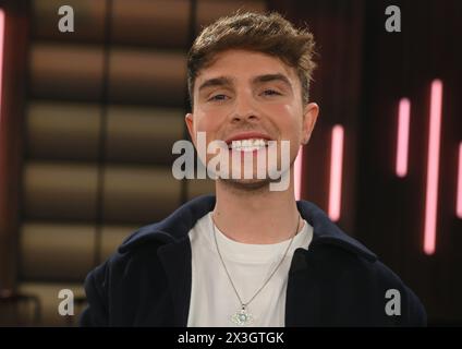 Köln, Deutschland. April 2024. Musiker Mike Singer als Gast in der WDR Talkshow Kölner Treff Credit: Horst Galuschka/dpa/Alamy Live News Stockfoto