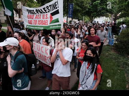 Atlanta, Georgia, USA. April 2024. Eine große Menge von Demonstranten, bestehend aus Mitgliedern der Fakultät und Studenten der Emory University in Atlanta, nehmen an einer Kundgebung und einem marsch auf dem Campus der Universität Teil. Der Protest fand in Solidarität mit Universitätsstudenten in den USA statt, die forderten, dass ihre jeweiligen Schulen Ressourcen veräußern, die zur anhaltenden Belagerung des Gazastreifens durch Israel beitragen. (Kreditbild: © John Arthur Brown/ZUMA Press Wire) NUR REDAKTIONELLE VERWENDUNG! Nicht für kommerzielle ZWECKE! Stockfoto