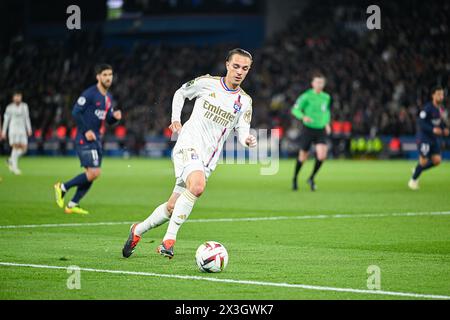 Maxence Caqueret während des Ligue 1-Fußballspiels Paris Saint-Germain (PSG) gegen Olympique Lyonnais (OL Lyon) am 21. April 2024 im Parc des Princes-Stadion in Paris, Frankreich. Quelle: Victor Joly/Alamy Live News Stockfoto