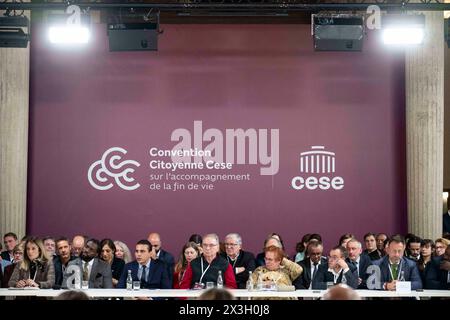 Paris, Frankreich. April 2024. Die Mitglieder des "End-of-Life"-Übereinkommens warten auf das Abschlussseminar im Wirtschafts-, Sozial- und Umweltrat (CESE) am 26. April 2024 in Paris. Foto: Eliot Blondet/ABACAPRESS.COM Credit: Abaca Press/Alamy Live News Stockfoto