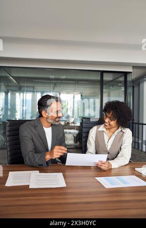 Afrikanische Finanzberaterin berät Klienten-Investor beim Treffen. Vertikal Stockfoto