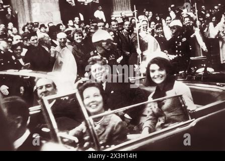 Präsident John F. Kennedy und Jaqueline Kennedy zusammen mit Gouverneur John Connally und seiner Frau in der Innenstadt von Dallas am 22. November 1963 vor der Ermordung von Präsident Kennedy. (USA) Stockfoto