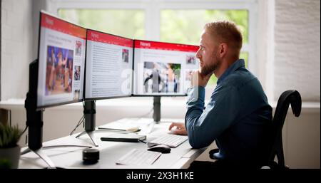 Man Liest Die News-Website Auf Dem Computerbildschirm Stockfoto