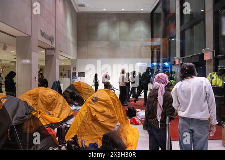 Studenten des Fashion Institute of Technology in New York City besetzen das Museum der Schule in einem propalästinensischen Protest. Das Museum schloss am Abend, und viele der Demonstranten weigerten sich, das Museum zu verlassen. Stockfoto