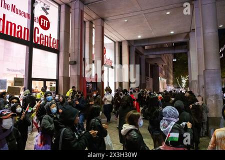 Demonstranten vor dem Museum des Modeinstituts für Technologie, die das Studentenlager im Museum unterstützen und für Palästina protestieren. Viele der Demonstranten wollten dem Lager beitreten, aber das Museum war für den Abend geschlossen und die Sicherheitsleute erlaubten nicht mehr Studenten. Stockfoto