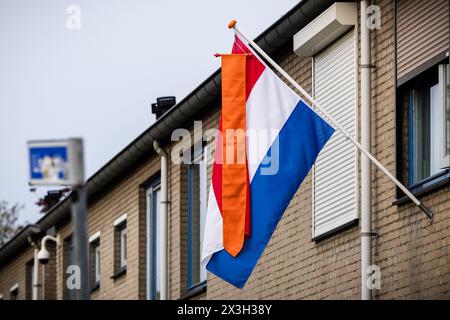 MIERLO - die niederländische Flagge mit einem orangen Wimpel fliegt zum Königstag. Während die Königsfamilie Emmen besucht, wird auch im Rest des Landes der Nationalfeiertag voll gefeiert. ANP ROB ENGELAAR niederlande Out - belgien Out Credit: ANP/Alamy Live News Stockfoto