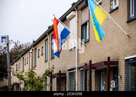 MIERLO – die niederländische Flagge mit einem orangen Wimpel hängt neben einer ukrainischen Flagge zum Königstag. Während die Königsfamilie Emmen besucht, wird auch im Rest des Landes der Nationalfeiertag voll gefeiert. ANP ROB ENGELAAR niederlande Out - belgien Out Credit: ANP/Alamy Live News Stockfoto