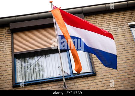 MIERLO - die niederländische Flagge mit einem orangen Wimpel fliegt zum Königstag. Während die Königsfamilie Emmen besucht, wird auch im Rest des Landes der Nationalfeiertag voll gefeiert. ANP ROB ENGELAAR niederlande Out - belgien Out Credit: ANP/Alamy Live News Stockfoto