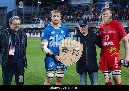 Vannes, Frankreich. April 2024. Francisco Gorrissen aus Vannes, Verleihung der Mont Saint-Michel Trophäe während der französischen Meisterschaft Pro D2 Rugby union Spiel zwischen RC Vannes und Rouen Normandie Rugby am 26. April 2024 im La Rabine Stadion in Vannes, Frankreich - Foto Damien Kilani/DK Prod/DPPI Credit: DPPI Media/Alamy Live News Stockfoto