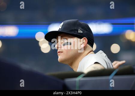 Milwaukee, WI, USA. April 2024. Alex Verdugo (24), der von den New York Yankees im American Family Field in Milwaukee, WI, ausgetragen wurde. Darren Lee/CSM/Alamy Live News Stockfoto