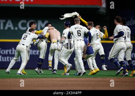 Milwaukee, WI, USA. April 2024. Milwaukee Brewers, dritter Base Joey Ortiz (3), wird sein Trikot abreißen, indem er seine Teamkollegen nach dem Spiel zwischen den Milwaukee Brewers und den New York Yankees auf dem American Family Field in Milwaukee, WI, feiert. Darren Lee/CSM/Alamy Live News Stockfoto