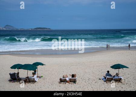 Rio De Janeiro. April 2024. Dieses Foto vom 26. April 2024 zeigt einen Blick auf den Strand von Ipanema in Rio de Janeiro, Brasilien. Quelle: Wang Tiancong/Xinhua/Alamy Live News Stockfoto