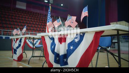 An der Wahlstation steht ein Tisch für die Stimmregistrierung mit amerikanischer Flagge. Wahlen in den Vereinigten Staaten von Amerika. Präsidentschaftswahlen und Wahlberichte. Bürgerpflicht, Patriotismus und Demokratie. Stockfoto