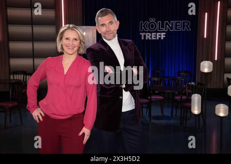 Von links Susan LINK, Moderatorin, Micky BEISENHERZ, Moderatorin, Gastgeber der Sendung, ,,Koelner Treff, im WDR Fernsehen, 26.04.2024. *** Von links Susan LINK, Moderatorin, Micky BEISENHERZ, Moderatorin, Moderatorin, Koelner Treff, im WDR-Fernsehen, 26 04 2024 Stockfoto