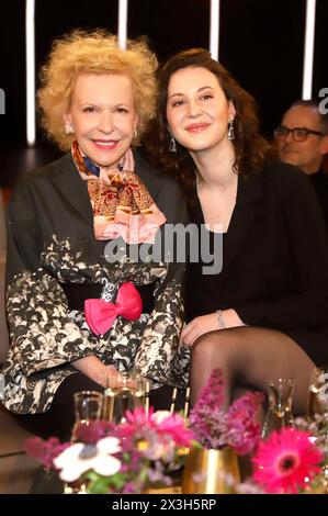 Sunnyi Melles mit Tochter Leonille Elisabeth Judith Maria Anna Prinzessin zu Sayn-Wittgenstein-Sayn bei der Aufzeichnung der NDR Talk Show im NDR Fernsehstudio Lokstedt. Hamburg, 26.04.2024 *** Sunnyi Melles mit Tochter Leonille Elisabeth Judith Maria Anna Prinzessin zu Sayn Wittgenstein Sayn bei der Aufnahme der NDR Talk Show im NDR-Fernsehstudio Lokstedt Hamburg, 26 04 2024 Foto:xgbrcix/xFuturexImagex ndr talk2604 4413 Stockfoto