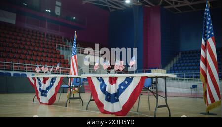 Wahlen in den Vereinigten Staaten von Amerika. An der Wahlstation steht ein Tisch für die Stimmregistrierung mit amerikanischer Flagge. Präsidentschaftswahlen und Wahlberichte. Bürgerpflicht, Patriotismus und Demokratie. Stockfoto