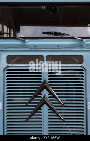 Der Kühlergrill eines klassischen Citroen H Van mit doppeltem Chevron Emblem. Tnokyo, Japan. Stockfoto