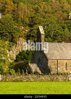 Der Glockenturm der kleinen mittelalterlichen St. Mary’s Church am Rande der walisischen Stadt Beddgelert Stockfoto