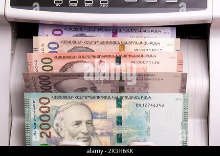 Armenisches Geld - Drag in eine Zählmaschine Stockfoto