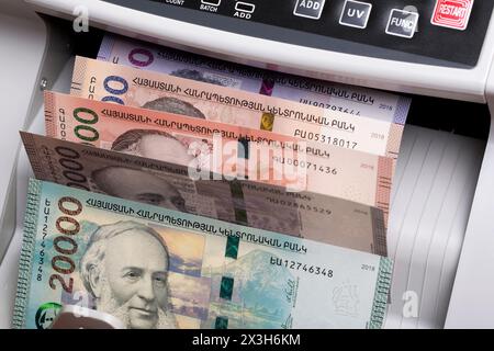 Armenisches Geld - Drag in eine Zählmaschine Stockfoto
