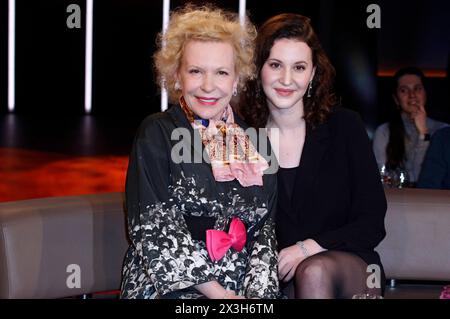 Sunnyi Melles mit Tochter Leonille Wittgenstein bei der Aufzeichnung der NDR Talk Show im NDR Fernsehstudio Lokstedt. Hamburg, 26.04.2024 *** Sunnyi Melles mit Tochter Leonille Wittgenstein bei der Aufnahme der NDR Talk Show im NDR-Fernsehstudio Lokstedt Hamburg, 26 04 2024 Foto:xH.xHartmannx/xFuturexImagex ndr talk2604 4465 Stockfoto