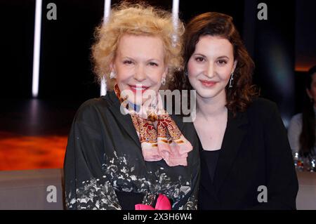 Sunnyi Melles mit Tochter Leonille Wittgenstein bei der Aufzeichnung der NDR Talk Show im NDR Fernsehstudio Lokstedt. Hamburg, 26.04.2024 *** Sunnyi Melles mit Tochter Leonille Wittgenstein bei der Aufnahme der NDR Talk Show im NDR-Fernsehstudio Lokstedt Hamburg, 26 04 2024 Foto:xH.xHartmannx/xFuturexImagex ndr talk2604 4464 Stockfoto