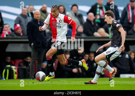 ROTTERDAM, NIEDERLANDE - 21. APRIL: Calvin Stengs aus Feyenoord dribbelt mit dem Ball unter Druck von Youri Baas von NEC Nijmegen während der niederländischen T Stockfoto