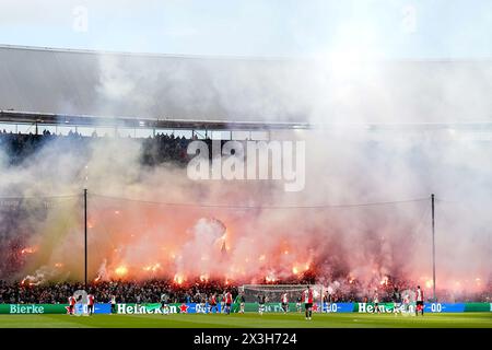 ROTTERDAM, NIEDERLANDE - 21. APRIL: Feyenoord-Fans zünden ein Feuerwerk beim niederländischen TOTO KNVB Cup Finale zwischen Feyenoord und NEC Nijmegen A an Stockfoto