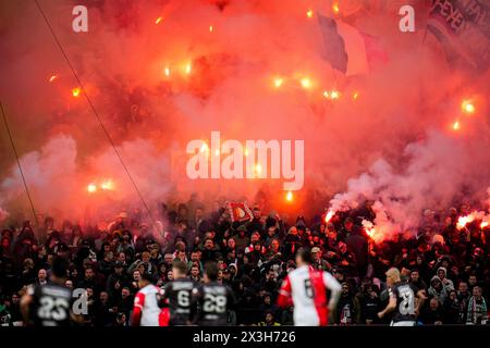 ROTTERDAM, NIEDERLANDE - 21. APRIL: Feyenoord-Fans zünden ein Feuerwerk beim niederländischen TOTO KNVB Cup Finale zwischen Feyenoord und NEC Nijmegen A an Stockfoto