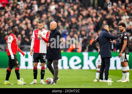 ROTTERDAM, NIEDERLANDE - 21. APRIL: Feyenoord-Cheftrainer Arne Slot und NEC Nijmegen-Cheftrainer Rogier Meijer trainieren ihre Spieler, während das Spiel unterbrochen ist Stockfoto