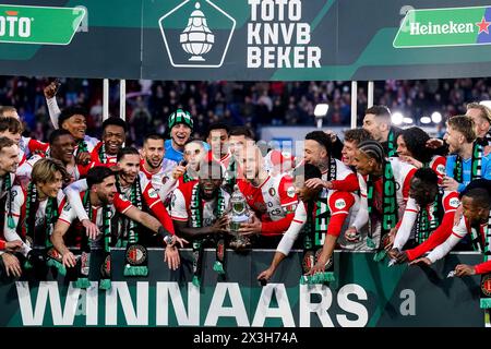 ROTTERDAM, NIEDERLANDE - 21. APRIL: Lutshare Geertruida aus Feyenoord und Gernot Trauner aus Feyenoord heben die Trophäe des TOTO KNVB Cup nach den Niederländern auf Stockfoto