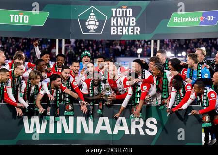 ROTTERDAM, NIEDERLANDE - 21. APRIL: Lutshare Geertruida aus Feyenoord und Gernot Trauner aus Feyenoord heben die Trophäe des TOTO KNVB Cup nach den Niederländern auf Stockfoto