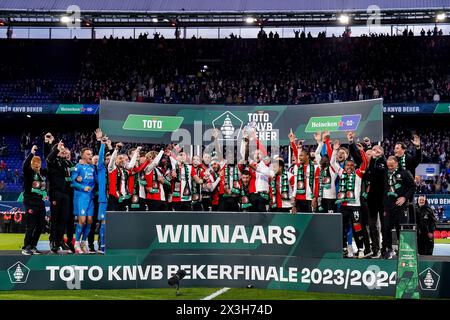 ROTTERDAM, NIEDERLANDE - 21. APRIL: Gernot Trauner aus Feyenoord hebt nach dem niederländischen TOTO KNVB Cup Finale zwischen Feyenoord die Trophäe des TOTO KNVB Cup Stockfoto
