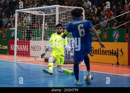 Bangkok, Thailand. April 2024. BEKMURODOV FIRUZ (L) Tadschikistan Torhüter, blockiert den Schuss von JIRAWAT SORNWICHIAN (R) Kapitän von Thailand, das Halbfinalspiel des AFC Futsal Asian Cup Thailand 2024 im Hua Mark Indoor Stadium am 26. April 2024. In Bangkok. (Foto: Teera Noisakran/Pacific Press) Credit: Pacific Press Media Production Corp./Alamy Live News Stockfoto