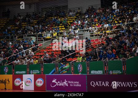 Bangkok, Thailand. April 2024. Eine Gruppe von Tadschikistan (Red Kit) wurde während des Halbfinalspiels des AFC Futsal Asian Cup Thailand 2024 im Hua Mark Indoor Stadium am 26. April 2024 angefeuert. In Bangkok. (Foto: Teera Noisakran/Pacific Press) Credit: Pacific Press Media Production Corp./Alamy Live News Stockfoto