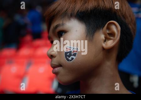 Bangkok, Thailand. April 2024. Ein Junge-Make-up mit dem Logo der thailändischen Nationalmannschaft zum Anfeuern des Halbfinalspiels des AFC Futsal Asian Cup Thailand 2024 zwischen Thailand und Tadschikistan im Hua Mark Indoor Stadium am 26. April 2024. In Bangkok. (Foto: Teera Noisakran/Pacific Press) Credit: Pacific Press Media Production Corp./Alamy Live News Stockfoto