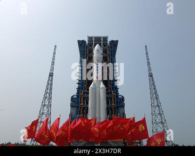 (240427) -- WENCHANG, 27. April 2024 (Xinhua) -- dieses am 27. April 2024 aufgenommene Foto zeigt die Kombination der Mondsonde Chang'e-6 und der Trägerrakete Long March-5 Y8, die senkrecht zum Startgebiet im Wenchang Space Launch Center in der südchinesischen Provinz Hainan gebracht wurde. Die Mondsonde Chang'e-6 soll Anfang Mai zu einem geeigneten Zeitpunkt gestartet werden, so die chinesische Raumfahrtbehörde CNSA. Die Kombination aus der Mondsonde Chang'e-6 und der Long March-5 Y8 Trägerrakete wurde am Samstag vertikal auf die launchin übertragen Stockfoto