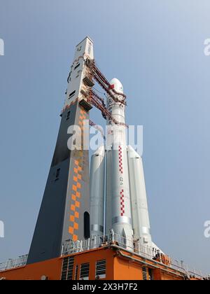 (240427) -- WENCHANG, 27. April 2024 (Xinhua) -- dieses am 27. April 2024 aufgenommene Foto zeigt die Kombination der Mondsonde Chang'e-6 und der Langmarsch-5 Y8-Trägerrakete, die vertikal zum Startgebiet des Wenchang Space Launch Center in der südchinesischen Provinz Hainan gebracht wird. Die Mondsonde Chang'e-6 soll Anfang Mai zu einem geeigneten Zeitpunkt gestartet werden, so die chinesische Raumfahrtbehörde CNSA. Die Kombination aus der Mondsonde Chang'e-6 und der Long March-5 Y8-Trägerrakete wurde am Samstag vertikal zum Startplatz gebracht Stockfoto