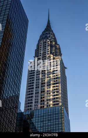 Das Licht am frühen Morgen beleuchtet den Art-Deco-Wolkenkratzer des Chrysler Building von William Van Alen aus dem Jahr 1930 an der Lexington Av, Lower Midtown, Manhattan, New York. Stockfoto