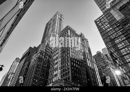 Abstrakte Lichtmuster auf dem Chanin Building, einem Art déco-Bürohochhaus aus dem Jahr 1929 in der East 42nd Street, Midtown, Manhattan, New York City Stockfoto