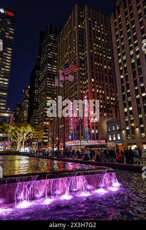 Brunnen vor dem Gebäude der Avenue of the Americas an der 6th Avenue, Midtown Manhattan, New York City mit Radio City Music Hall im Hintergrund. Stockfoto