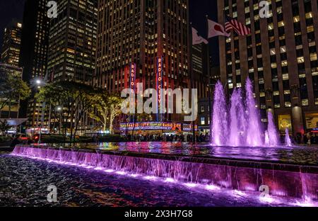 Brunnen vor dem Gebäude der Avenue of the Americas an der 6th Avenue, Midtown Manhattan, New York City mit Radio City Music Hall im Hintergrund. Stockfoto
