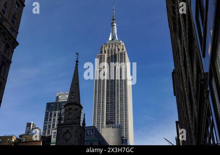 Art Deco Empire State Building Wolkenkratzer von 1931 an der 5th Avenue entworfen von Shreve, Lamb und Harmon, Midtown, Manhattan, New York City. Stockfoto