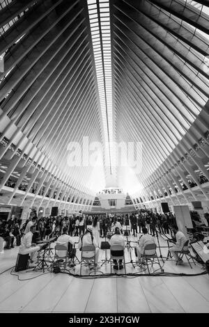 Konzert im World Trade Centre Transportation Hub, einem Terminal-Bahnhof namens Oculus, entworfen Santiago Calatrava in Lower Manhattan, New York Stockfoto