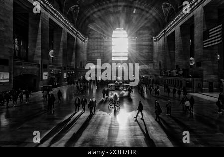 Sonnenstrahlen strahlen strahlen auf das Grand Central Terminal oder die Haupthalle des Bahnhofs, die die Menschen in den Schatten stellen. Erbaut im Beaux Arts-Stil in Midtown Manhattan, New York Stockfoto