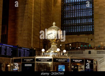 Messinguhr am Infostand im Grand Central Station oder in der Haupthalle des Terminals im Beaux Arts Stil in Midtown, Manhattan, New York City Stockfoto